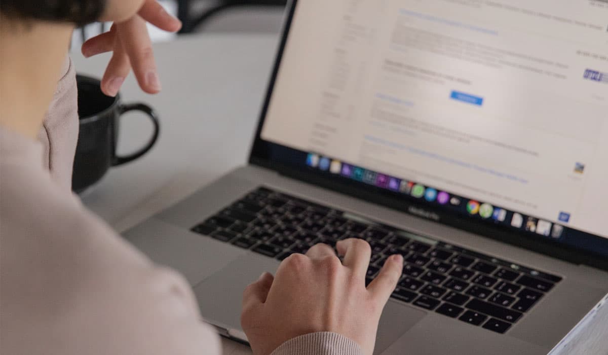 Competitive Intelligence FAQs: Benefits, Challenges, and Solutions