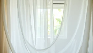 Lichte en transparante stoffen als elegante gordijnen in een zonovergoten kamer
